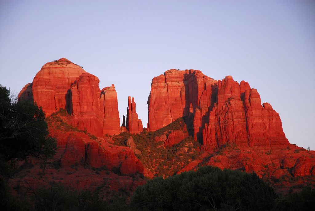 LUMIERE DU SOIR SUR CATHEDRAL ROCK A SEDONA ARIZONA ETATS-UNIS USA